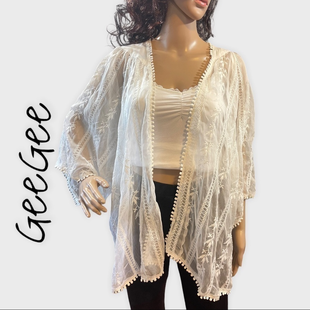 GEEGEE White lace kimono
Size small